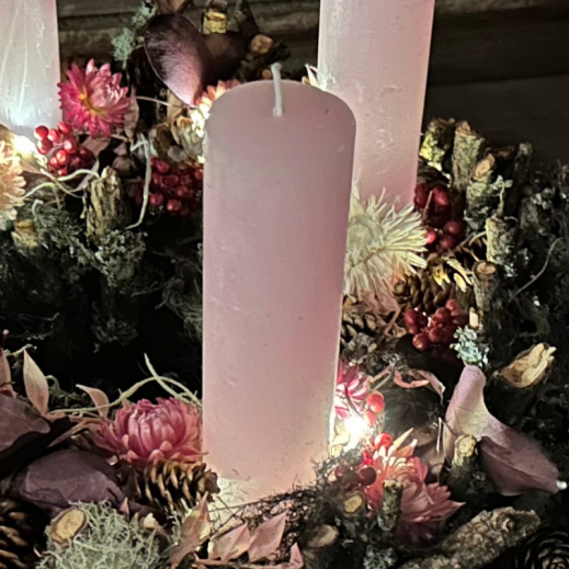 Adventskranz-rosa-leuchtend-DIY.png