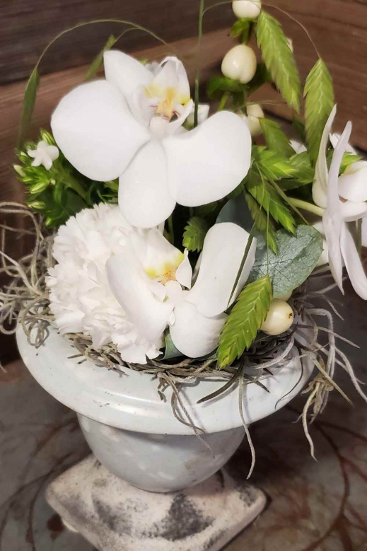 Kleines-Blumengesteck-in-weiss.jpg