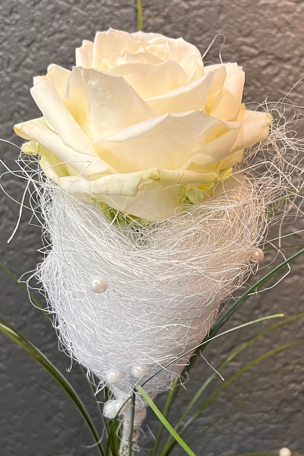 Rose dekorieren mit Sisal und perlen DIY Idee 
