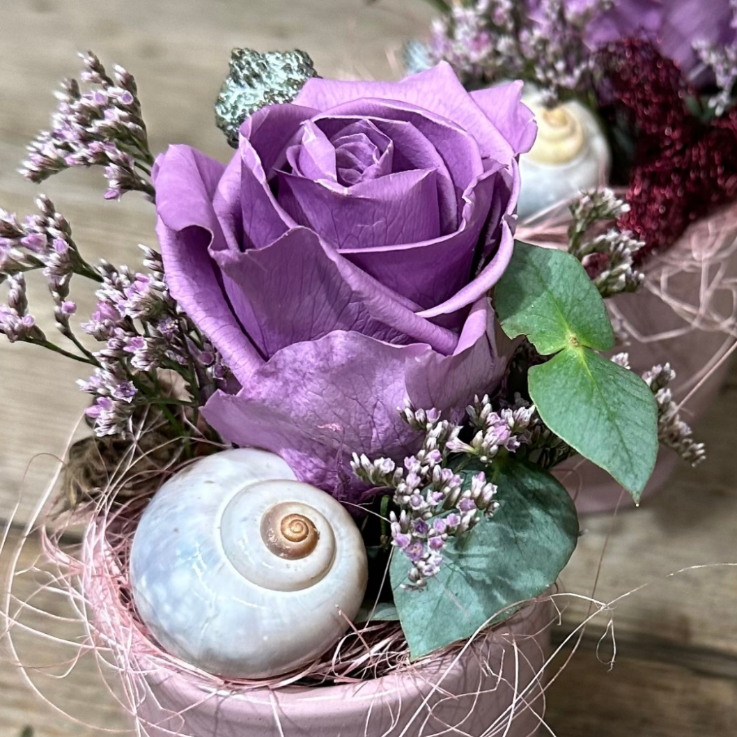 Modernes Blumengesteck mit einer ewigen Rose - DIY Anleitung