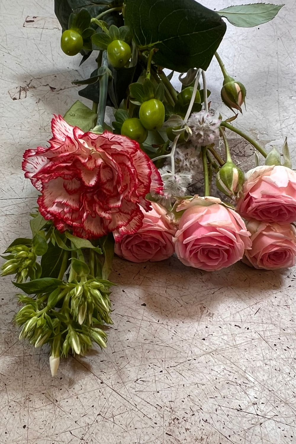 Tischdeko mit Blumen selber machen in rosa weiss