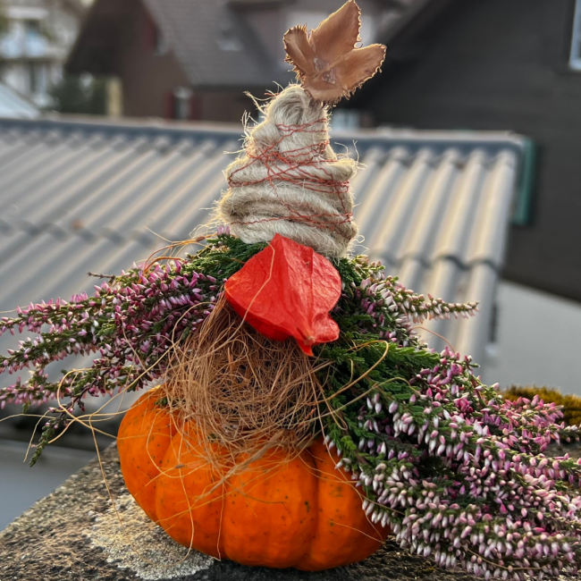 Herbst-Garten-Deko – Zwerg-Statue Aus Harz Mit Tannenzapfen-Auto, Wetterfest, Für Terrasse, Rasen & Haus