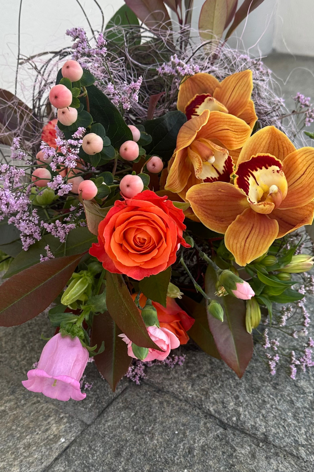 kreativer-blumenstrauss-orange-rosa-farbkombination