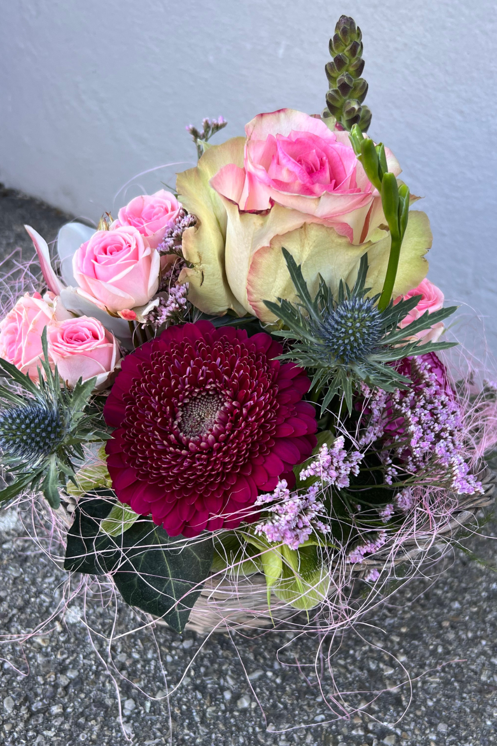 Blumenegsteck in rosa in einem Korb selber machen